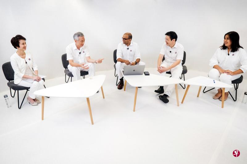 调查发现,有64%选民认为线上群众大会对他们的投票选择发挥了作用。图为今年大选中李显龙总理(左二)与当时的人民行动党候选人刘燕玲(左起)、普杰立、黄循财和新面孔娜蒂雅一起出席线上群众大会。(档案照片) 调查发现,有64%选民认为线上群众大会对他们的投票选择发挥了作用。图为今年大选中李显龙总理(左二)与当时的人民行动党候选人刘燕玲(左起)、普杰立、黄循财和新面孔娜蒂雅一起出席线上群众大会。(档案照片)