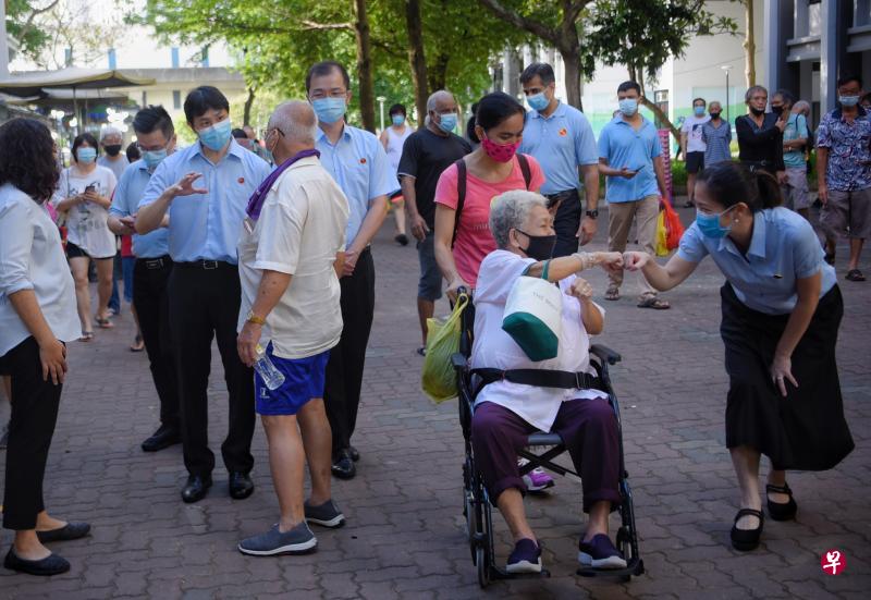 认为工人党是一个可信赖政党的选民增加了,图为工人党盛港参选团队成员辣玉沙(蓝衣侧对镜头者,左一)、林志蔚副教授(左三)、蔡庆威(左五)和何廷儒(右一)今年7月在街头和选民交流。(档案照片) 认为工人党是一个可信赖政党的选民增加了,图为工人党盛港参选团队成员辣玉沙(蓝衣侧对镜头者,左一)、林志蔚副教授(左三)、蔡庆威(左五)和何廷儒(右一)今年7月在街头和选民交流。(档案照片)