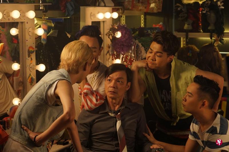 李国煌(中)在《男儿王》饰演被公司裁退,误打误撞成为“变装皇后”的中年男子。(mm2提供) 李国煌(中)在《男儿王》饰演被公司裁退,误打误撞成为“变装皇后”的中年男子。(mm2提供)