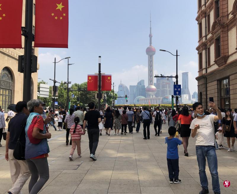 上海南京路步行街刚完成直通外滩的东拓工程,吸引各地游客前来留影打卡。(陈婧摄) 上海南京路步行街刚完成直通外滩的东拓工程,吸引各地游客前来留影打卡。(陈婧摄)