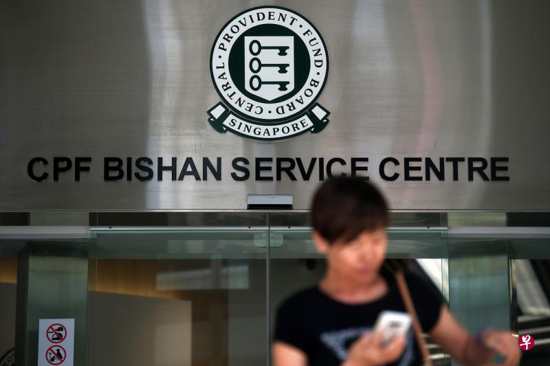 明年4月起,投保家属保障计划的公积金会员,投保额将增加,保费将调低,会员可受保的年龄也从60岁提高到65岁。(档案照片) 明年4月起,投保家属保障计划的公积金会员,投保额将增加,保费将调低,会员可受保的年龄也从60岁提高到65岁。(档案照片)