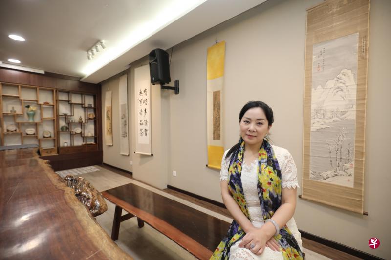 丹红认为,画家与其作品必然承载着社会性和时代性。 丹红认为,画家与其作品必然承载着社会性和时代性。