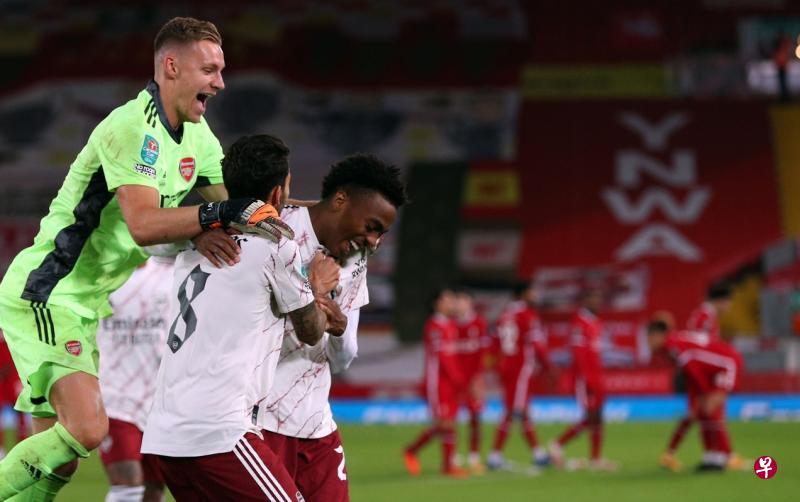 德国门将莱诺(左一)在点球大战中两次扑出利物浦球员的射门,力助阿申纳晋级。(法新社) 德国门将莱诺(左一)在点球大战中两次扑出利物浦球员的射门,力助阿申纳晋级。(法新社)