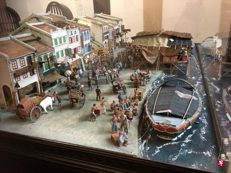 新加坡开埠初期船只可以直接停泊于源顺街前卸货物,当年贸易商行云集。本模型现存直落亚逸街的海唇福德祠内。(作者拍摄) 新加坡开埠初期船只可以直接停泊于源顺街前卸货物,当年贸易商行云集。本模型现存直落亚逸街的海唇福德祠内。(作者拍摄)