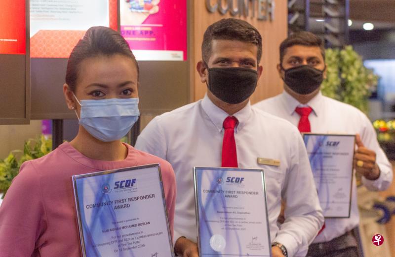 客服人员艾莎(左起)、商场保安巴拉和拉姆,在救护人员抵达前为男子进行心肺复苏术及使用自动心脏除颤器(AED),协助男子恢复意识,三人获颁社区先遣急救员奖。(民防部队提供) 客服人员艾莎(左起)、商场保安巴拉和拉姆,在救护人员抵达前为男子进行心肺复苏术及使用自动心脏除颤器(AED),协助男子恢复意识,三人获颁社区先遣急救员奖。(民防部队提供)