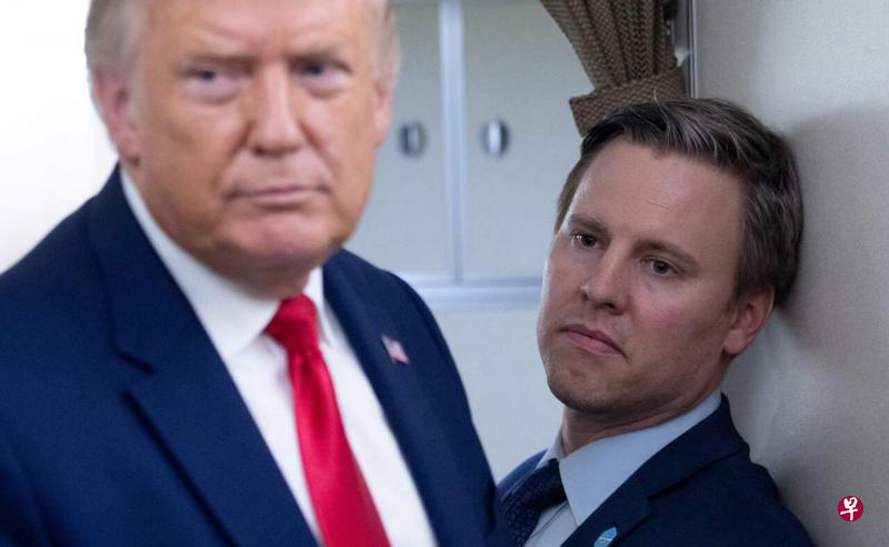 美国总统特朗普的竞选团队经理斯蒂芬(Bill Stepien,右),证实感染冠病。(法新社档案照片) 美国总统特朗普的竞选团队经理斯蒂芬(Bill Stepien,右),证实感染冠病。(法新社档案照片)