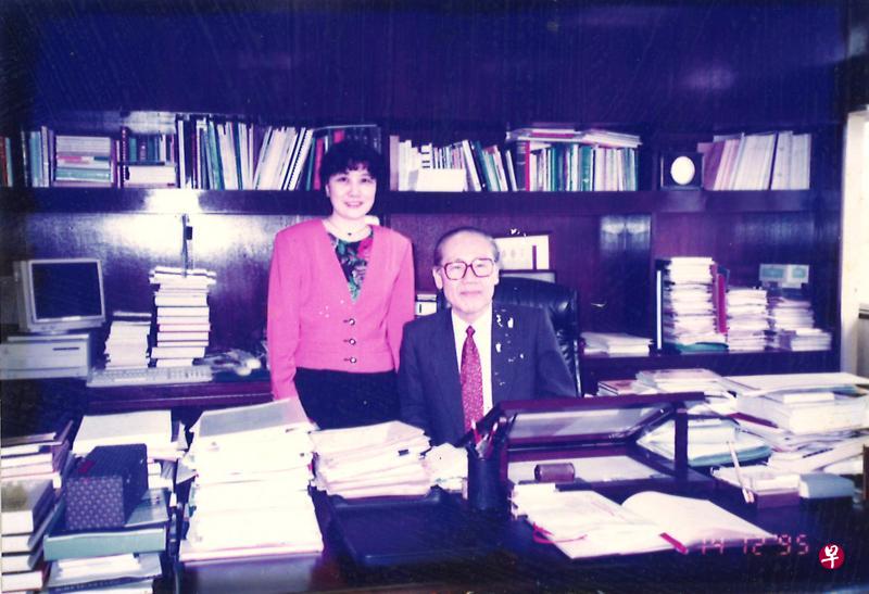 1995年12月19日在香港大学校长办公室师生合影。(作者提供) 1995年12月19日在香港大学校长办公室师生合影。(作者提供)