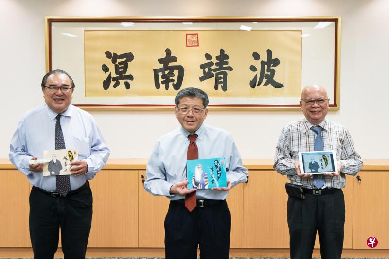 福建会馆会长陈精毅(中)在光华校友会会长张克荣(左)和道南校友会会长李成利(右)的陪同下,主持《先贤风采》系列绘本的推介仪式。(特约蔡家增摄) 福建会馆会长陈精毅(中)在光华校友会会长张克荣(左)和道南校友会会长李成利(右)的陪同下,主持《先贤风采》系列绘本的推介仪式。(特约蔡家增摄)