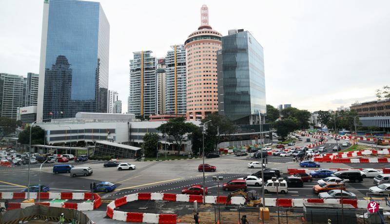 诺维娜的繁忙交界处改为两个T字路口后,一些驾车者须拐更多弯才能抵达目的地,加上要等行人过马路,车程时间可能会增加两分钟至五分钟。(李健玮摄) 诺维娜的繁忙交界处改为两个T字路口后,一些驾车者须拐更多弯才能抵达目的地,加上要等行人过马路,车程时间可能会增加两分钟至五分钟。(李健玮摄)