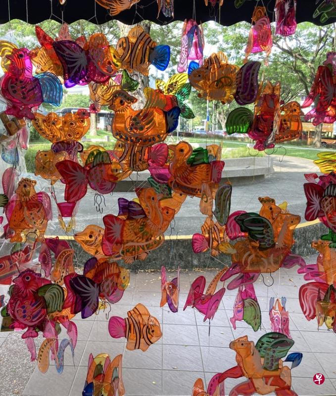 由马来西亚工匠制作的彩色玻璃纸动物造型灯笼,近年多了小松鼠、小丑鱼、飞马、海豚等可爱动物。(赵琬仪摄) 由马来西亚工匠制作的彩色玻璃纸动物造型灯笼,近年多了小松鼠、小丑鱼、飞马、海豚等可爱动物。(赵琬仪摄)