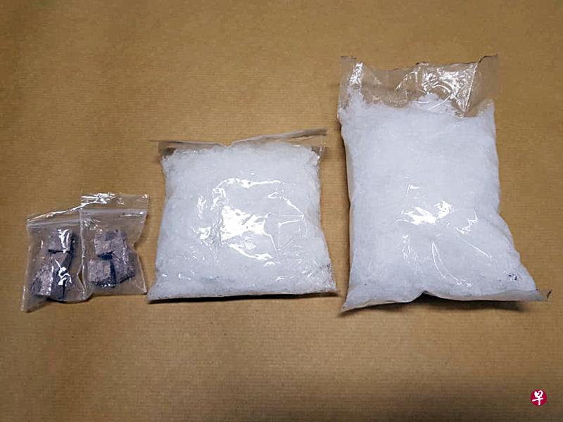 中央肃毒局当时起获了总值16万元的海洛英和冰毒。(取自肃毒局面簿) 中央肃毒局当时起获了总值16万元的海洛英和冰毒。(取自肃毒局面簿)