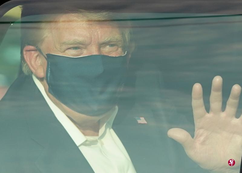 美国总统特朗普确诊前几小时,曾出席纽泽西州的募款活动,官员担心他会成为超级传播者,下令追踪参加这场活动的206人的下落,避免疫情继续扩大。(法新社) 美国总统特朗普确诊前几小时,曾出席纽泽西州的募款活动,官员担心他会成为超级传播者,下令追踪参加这场活动的206人的下落,避免疫情继续扩大。(法新社)