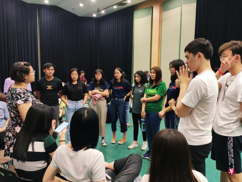 疫情前,吴美若导演(左一)给演员和编剧们排练反馈。(国大中文戏剧社提供) 疫情前,吴美若导演(左一)给演员和编剧们排练反馈。(国大中文戏剧社提供)