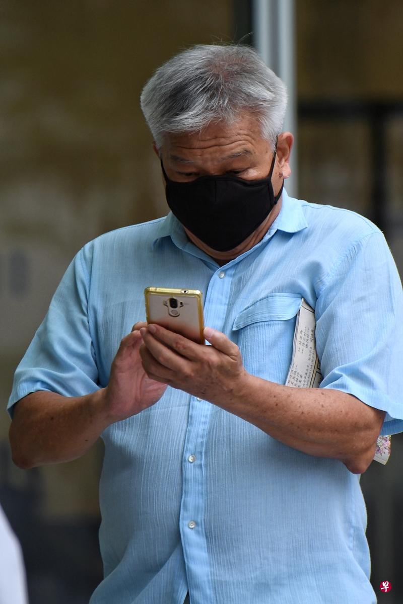 被告辛湖光袭击巴士车长。(海峡时报) 被告辛湖光袭击巴士车长。(海峡时报)