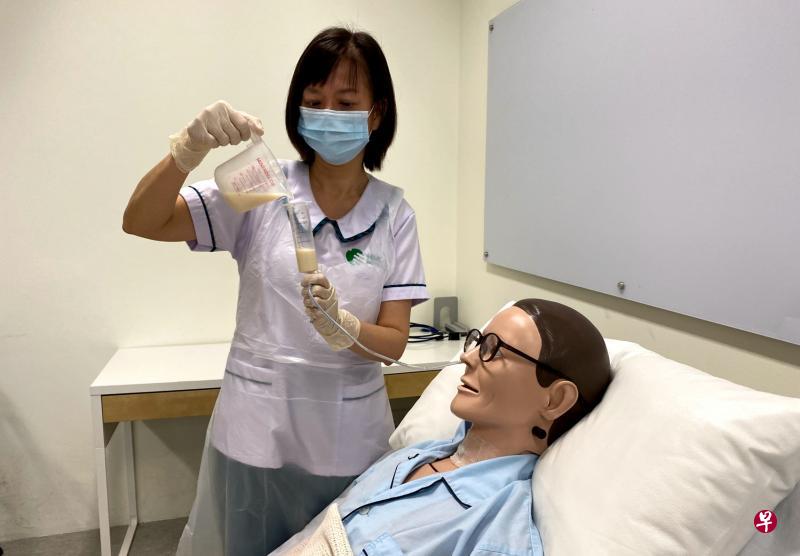 陈美莲被裁退后看到招聘医护人员的广告，于是报读新康学院医疗助理课程，一圆年轻时想成为护士的梦想。（精深技能发展局提供）