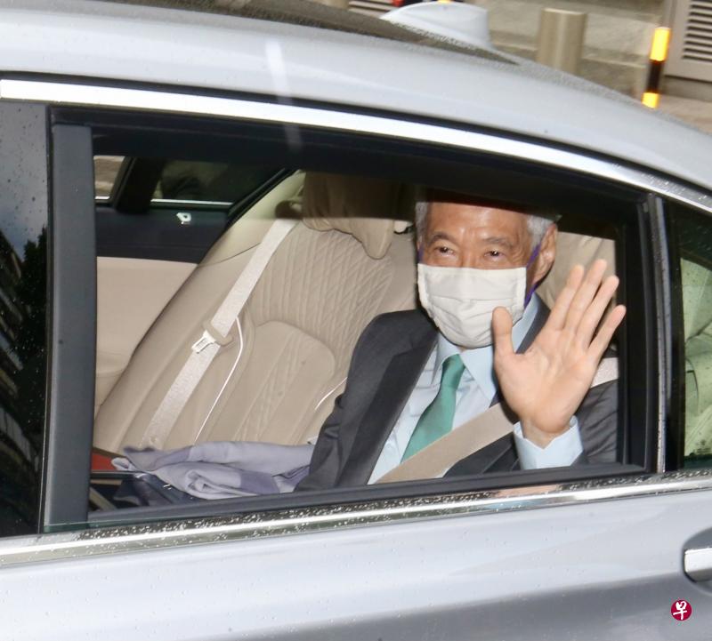 李显龙总理起诉博客梁实轩诽谤的案件今早开庭,总理今天上午约9时40分乘车抵达最高法院。(邬福梁摄) 李显龙总理起诉博客梁实轩诽谤的案件今早开庭,总理今天上午约9时40分乘车抵达最高法院。(邬福梁摄)