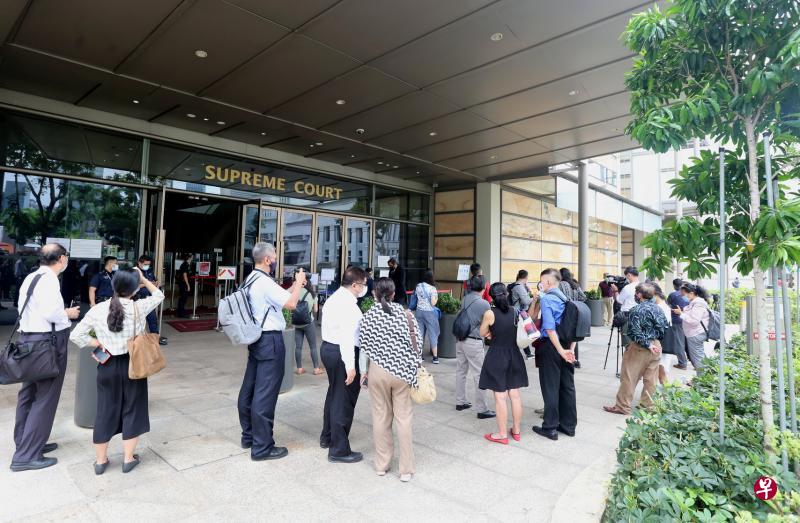 数十名公众昨早到最高法院外,他们原希望能进入庭室旁听博客梁实轩诽谤李显龙总理的案件,但是被告知号码牌在7时开始发放时已发完。在场的还有等候的媒体。(庄耿闻摄) 数十名公众昨早到最高法院外,他们原希望能进入庭室旁听博客梁实轩诽谤李显龙总理的案件,但是被告知号码牌在7时开始发放时已发完。在场的还有等候的媒体。(庄耿闻摄)
