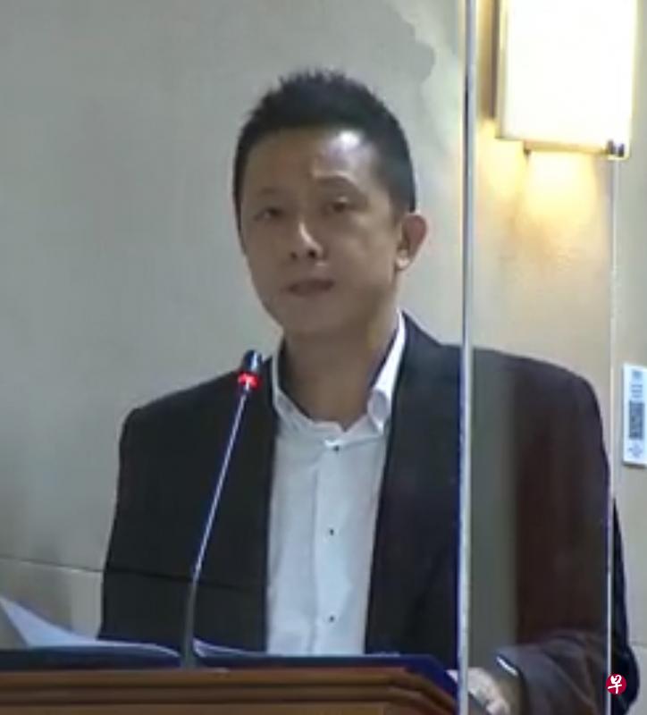 希望卫生部能进一步支持本地的医疗机构,尤其是服务年长者的机构,以减少沟通障碍。每个诊所应有至少一名值班人员受过语言培训,可以使用一定水准的不同方言和本地语言,这个人必须能促进只理解方言或某种本地语言的医生及病患之间的信息交流。当患者可用自己熟悉的语言去表达复杂的术语时,他们看医生时的不安感就会减少,这有助改善医患之间的关系。——叶汉荣(杨厝港区) 希望卫生部能进一步支持本地的医疗机构,尤其是服务年长者的机构,以减少沟通障碍。每个诊所应有至少一名值班人员受过语言培训,可以使用一定水准的不同方言和本地语言,这个人必须能促进只理解方言或某种本地语言的医生及病患之间的信息交流。当患者可用自己熟悉的语言去表达复杂的术语时,他们看医生时的不安感就会减少,这有助改善医患之间的关系。——叶汉荣(杨厝港区)