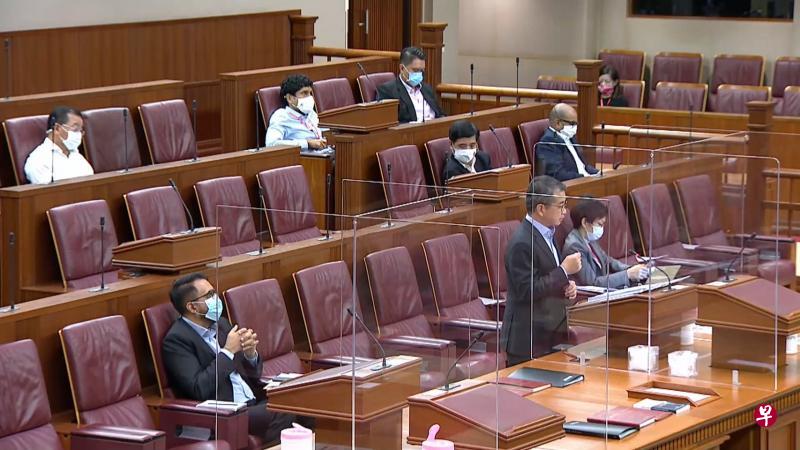 文化、社区及青年部长兼律政部第二部长唐振辉(站立)说,病患在问诊时可放心提问,没有所谓愚蠢的问题,医生都必须回答。(截自gov.sg) 文化、社区及青年部长兼律政部第二部长唐振辉(站立)说,病患在问诊时可放心提问,没有所谓愚蠢的问题,医生都必须回答。(截自gov.sg)