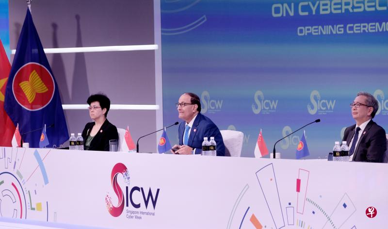 通讯及新闻部长易华仁(中)今天在第五届亚细安网络安全部长级会议开幕式上,公布更多有关网络安全标签计划的详情。(曾坤顺摄) 通讯及新闻部长易华仁(中)今天在第五届亚细安网络安全部长级会议开幕式上,公布更多有关网络安全标签计划的详情。(曾坤顺摄)