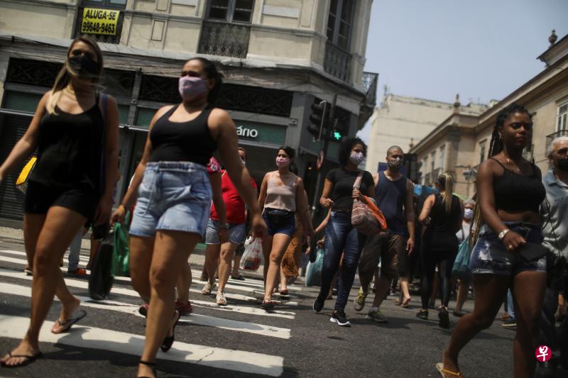 尽管巴西的单日病例数已从7月份的高峰下降,但公共卫生专家警告,巴西民众若无视社交距离等的预防措施,恢复日常生活,该国将面临第二波病毒传播的危险。(路透社) 尽管巴西的单日病例数已从7月份的高峰下降,但公共卫生专家警告,巴西民众若无视社交距离等的预防措施,恢复日常生活,该国将面临第二波病毒传播的危险。(路透社)