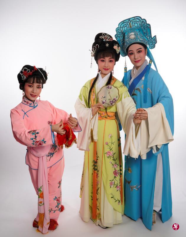 南华复排《苏六娘》的核心演员,左起是饰演桃花的陈玉芝,扮演苏六娘的陈纬恬和饰演郭继春的黄琳琳。(南华提供) 南华复排《苏六娘》的核心演员,左起是饰演桃花的陈玉芝,扮演苏六娘的陈纬恬和饰演郭继春的黄琳琳。(南华提供)