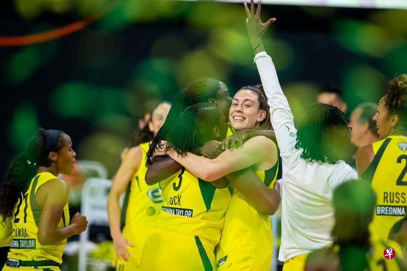 西雅图风暴四夺WNBA总冠军,布里安娜·斯图尔特(中间面向镜头)获颁总决赛最有价值球员奖。(今日美国) 西雅图风暴四夺WNBA总冠军,布里安娜·斯图尔特(中间面向镜头)获颁总决赛最有价值球员奖。(今日美国)