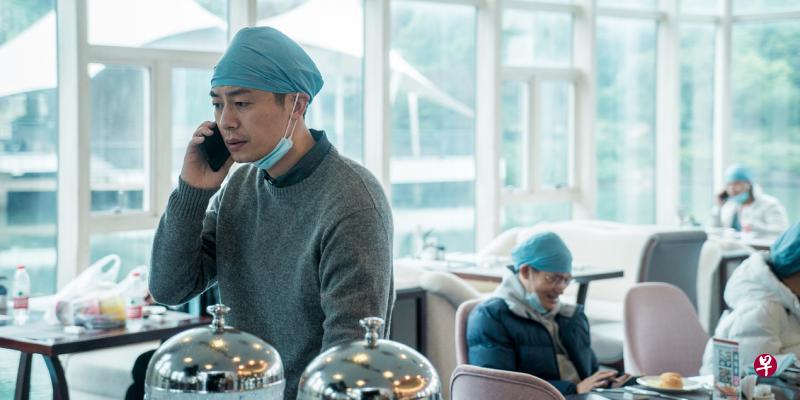 朱亚文(左)在单元《救护者》饰演孤身赶赴武汉的上海重症医学科专家,此单元也是前六个播出的单元中收视最亮眼的。(互联网) 朱亚文(左)在单元《救护者》饰演孤身赶赴武汉的上海重症医学科专家,此单元也是前六个播出的单元中收视最亮眼的。(互联网)