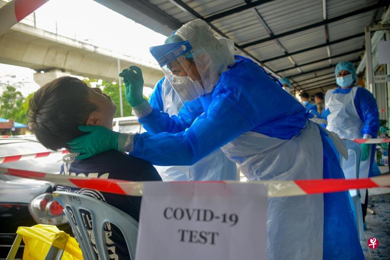 马国连续数天单日新增冠病确诊病例都呈三位数,令人担心疫情会持续恶化。图为雪兰莪州蒲种一个组屋区日前出现确诊病例后,医务人员加强了当地冠病病毒的检测工作。(新华社) 马国连续数天单日新增冠病确诊病例都呈三位数,令人担心疫情会持续恶化。图为雪兰莪州蒲种一个组屋区日前出现确诊病例后,医务人员加强了当地冠病病毒的检测工作。(新华社)