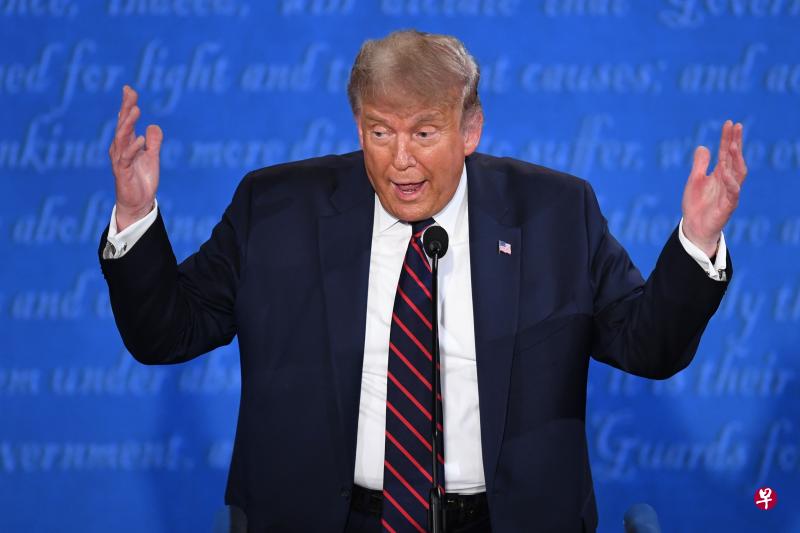 美国总统特朗普抱怨司法部没有起诉他的任何政敌,并说国务卿蓬佩奥应将前国务卿希拉莉的电邮交给执法当局。(法新社)
美国总统特朗普抱怨司法部没有起诉他的任何政敌,并说国务卿蓬佩奥应将前国务卿希拉莉的电邮交给执法当局。(法新社)