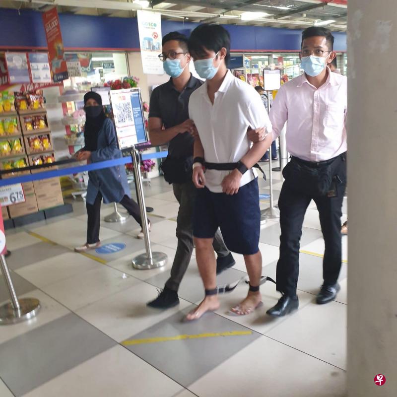 被告邱敬佑(译音)昨天被带回现场重组案情。(读者提供) 被告邱敬佑(译音)昨天被带回现场重组案情。(读者提供)