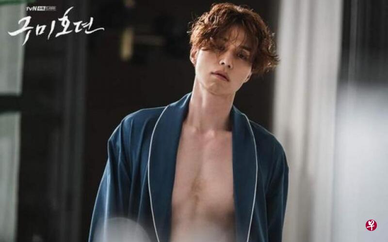 李栋旭在《九尾狐传》秀肌超吸睛。(互联网) 李栋旭在《九尾狐传》秀肌超吸睛。(互联网)