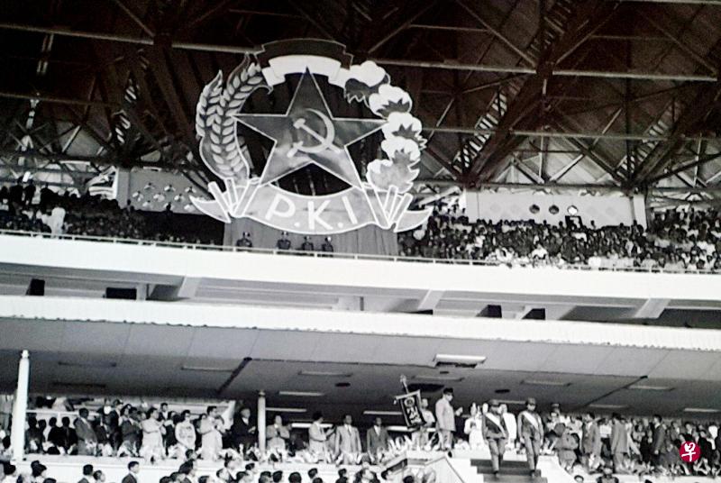 印尼共产党1965年在雅加达史纳延邦卡诺体育场举行一场声势浩大的集会,印共标志非常显眼地高挂在体育场内。(雅加达邮报档案照片) 印尼共产党1965年在雅加达史纳延邦卡诺体育场举行一场声势浩大的集会,印共标志非常显眼地高挂在体育场内。(雅加达邮报档案照片)