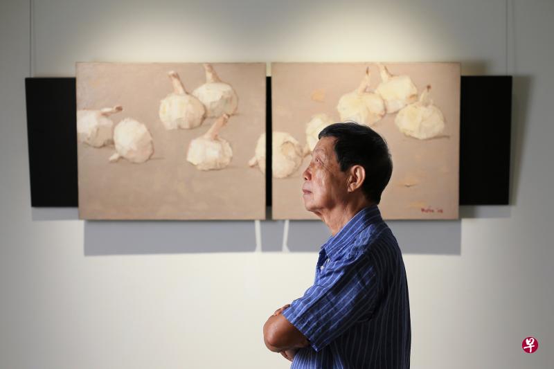画家陈楚智的双连静物油画《蒜头》原本挂在画室大厅墙上。 画家陈楚智的双连静物油画《蒜头》原本挂在画室大厅墙上。