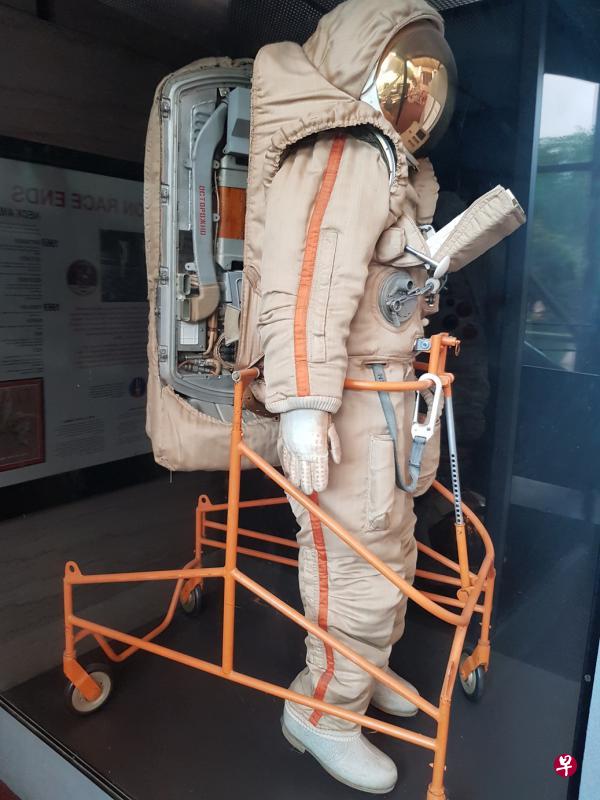 美国国家航空太空博物馆的宇航员模型。(衣若芬摄) 美国国家航空太空博物馆的宇航员模型。(衣若芬摄)