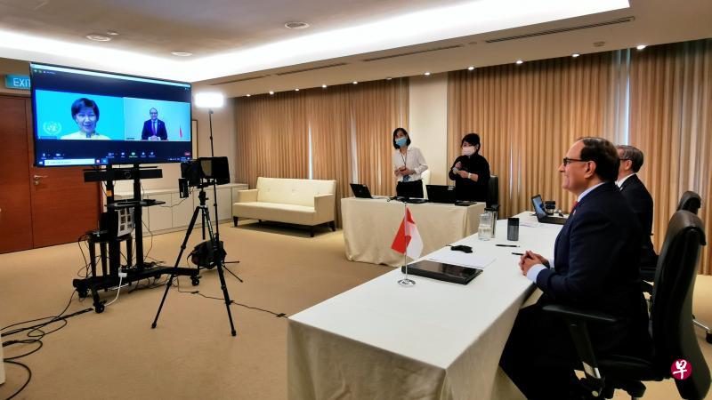 负责网络安全事务的通讯及新闻部长易华仁(右一)昨天与联合国副秘书长、裁军事务高级代表中满泉(荧幕左)通过视讯召开记者会,宣布我国与联合国携手制定网络规范落实清单。(新加坡网络安全局提供) 负责网络安全事务的通讯及新闻部长易华仁(右一)昨天与联合国副秘书长、裁军事务高级代表中满泉(荧幕左)通过视讯召开记者会,宣布我国与联合国携手制定网络规范落实清单。(新加坡网络安全局提供)