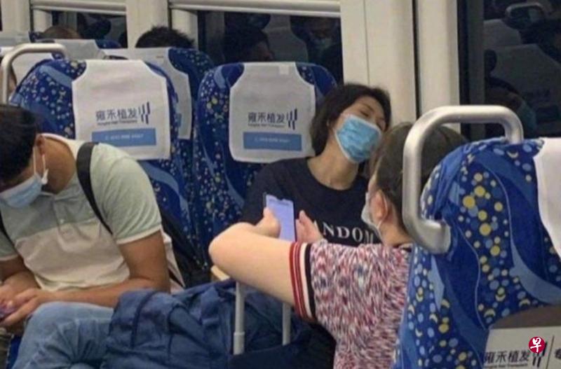 有网友声称在高铁遇到熟睡的孙燕姿,其实她并非本尊。(微博图) 有网友声称在高铁遇到熟睡的孙燕姿,其实她并非本尊。(微博图)