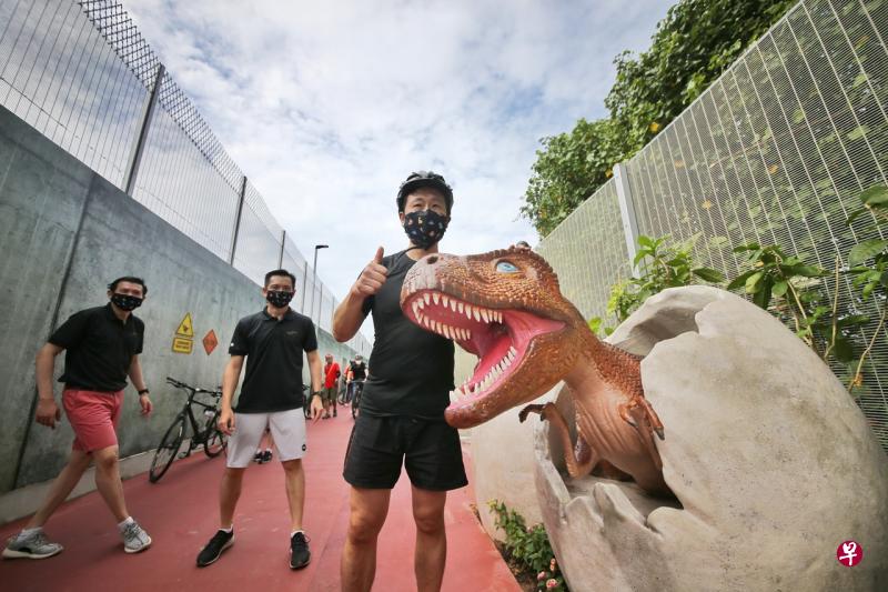 使用连道的公众,会途经新开的樟宜侏罗纪步道。图中为交通部长王乙康。(谢智扬摄) 使用连道的公众,会途经新开的樟宜侏罗纪步道。图中为交通部长王乙康。(谢智扬摄)