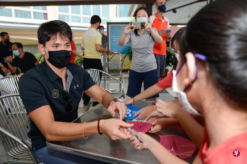 约瑟林昨天到新加坡游泳俱乐部与年轻泳手分享成功经历。(饶凯源摄) 约瑟林昨天到新加坡游泳俱乐部与年轻泳手分享成功经历。(饶凯源摄)