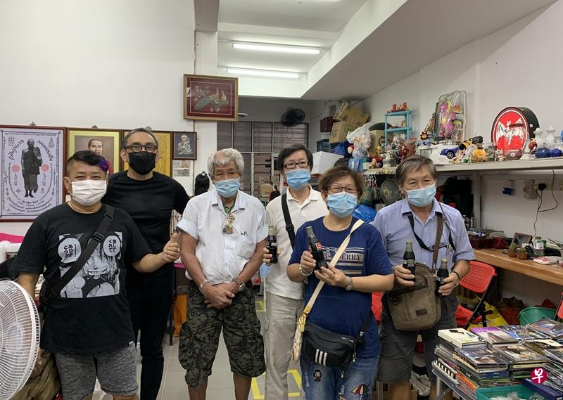 娘惹菜馆The Peranakan创办人之一兼主厨邱垂文(左二)与“结霜桥”摊贩们合影。(郑书逸摄) 娘惹菜馆The Peranakan创办人之一兼主厨邱垂文(左二)与“结霜桥”摊贩们合影。(郑书逸摄)