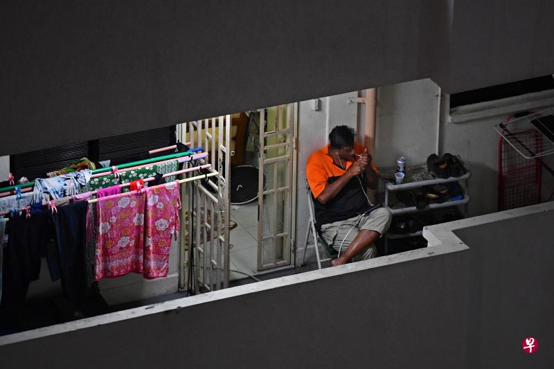 在家里吸烟造成邻居吸入二手烟的问题,近日在国会和民间引起议论。(档案照片) 在家里吸烟造成邻居吸入二手烟的问题,近日在国会和民间引起议论。(档案照片)