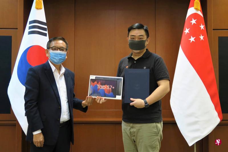 韩国驻新加坡大使安泳集(左)在10月7日颁发首届新加坡韩文写作比赛金奖给华文媒体集团新闻中心数码记者马华卿(右)。(韩国驻新加坡大使馆提供) 韩国驻新加坡大使安泳集(左)在10月7日颁发首届新加坡韩文写作比赛金奖给华文媒体集团新闻中心数码记者马华卿(右)。(韩国驻新加坡大使馆提供)