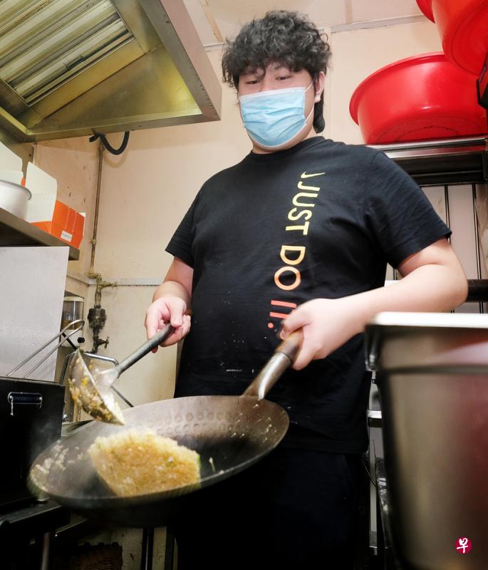 李嘉俊从小就到父亲的煮炒摊帮忙,对烹饪产生浓厚兴趣。(曾坤顺摄) 李嘉俊从小就到父亲的煮炒摊帮忙,对烹饪产生浓厚兴趣。(曾坤顺摄)