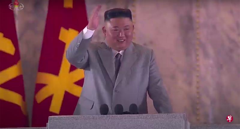 10月10日是朝鲜劳动党建党75周年纪念日,金正恩在当天清晨举行的大规模阅兵仪式上致辞。(法新社) 10月10日是朝鲜劳动党建党75周年纪念日,金正恩在当天清晨举行的大规模阅兵仪式上致辞。(法新社)