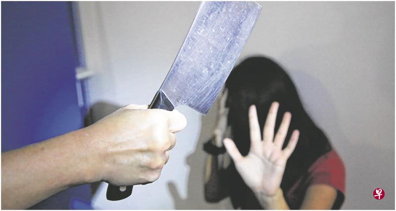 阿叔在客厅抽烟,妻子不满被烟熏,骂了他两句,阿叔冲进厨房拿了一把27公分的长刀,威胁要捅妻子。(档案示意图) 阿叔在客厅抽烟,妻子不满被烟熏,骂了他两句,阿叔冲进厨房拿了一把27公分的长刀,威胁要捅妻子。(档案示意图)