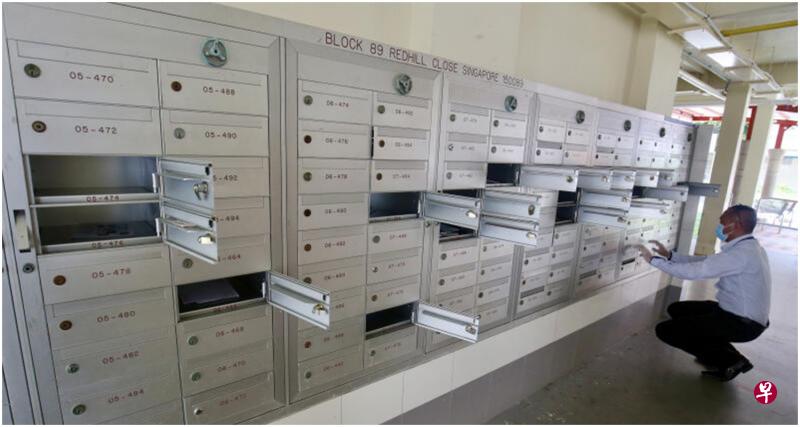 有邮差今早到场查看被撬开的信箱。 有邮差今早到场查看被撬开的信箱。