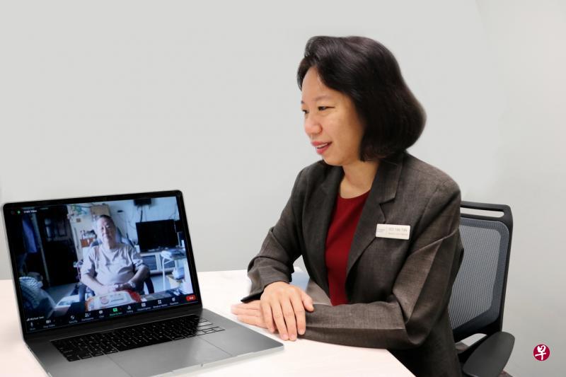 75岁的薛璧辉(电脑屏幕中)与亚历山大医院预先护理计划高级保健经理杨丹丹(右)通过视讯方式,完成填写个人预先护理计划。(受访者提供) 75岁的薛璧辉(电脑屏幕中)与亚历山大医院预先护理计划高级保健经理杨丹丹(右)通过视讯方式,完成填写个人预先护理计划。(受访者提供)