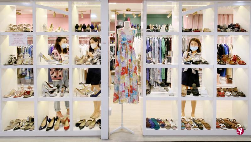 冠病疫情导致实体店面的客流量减少,零售商意识到不能只是靠门市,纷纷开始建立网上业务,扩大客户群。图为服饰店销售员正在为选购衣物的顾客服务。(梁麒麟摄) 冠病疫情导致实体店面的客流量减少,零售商意识到不能只是靠门市,纷纷开始建立网上业务,扩大客户群。图为服饰店销售员正在为选购衣物的顾客服务。(梁麒麟摄)