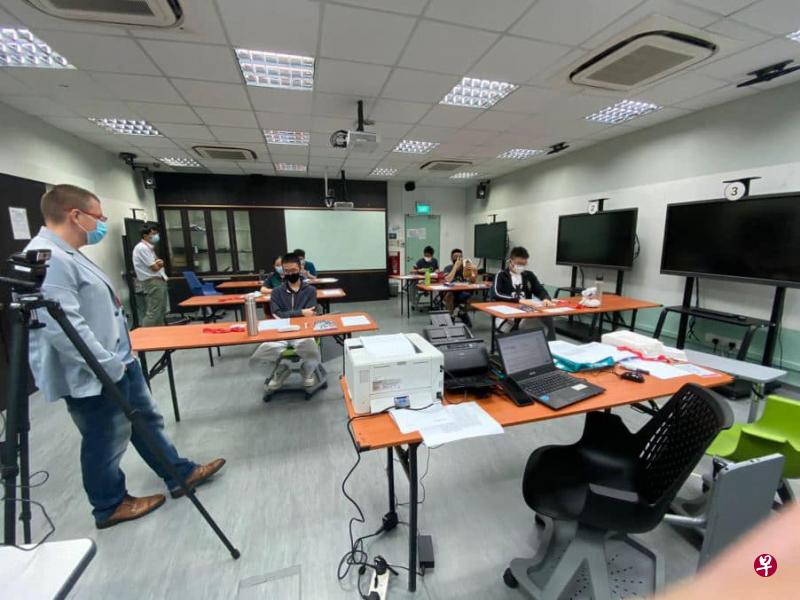 国际奥林匹克赛今年改以线上形式,新加坡学生继续在这些数理类竞赛为国争光,囊下四金、12银以及五铜,还在另一项新西兰青年物理学竞赛中夺冠。(取自黄循财面簿) 国际奥林匹克赛今年改以线上形式,新加坡学生继续在这些数理类竞赛为国争光,囊下四金、12银以及五铜,还在另一项新西兰青年物理学竞赛中夺冠。(取自黄循财面簿)