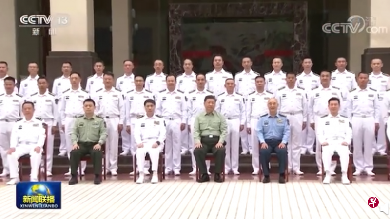 中共总书记习近平昨天(13日)上午到潮州海军陆战队机关视察,与旅以上部队主官和机关处长以上领导干部合影留念。(中国央视新闻) 中共总书记习近平昨天(13日)上午到潮州海军陆战队机关视察,与旅以上部队主官和机关处长以上领导干部合影留念。(中国央视新闻)